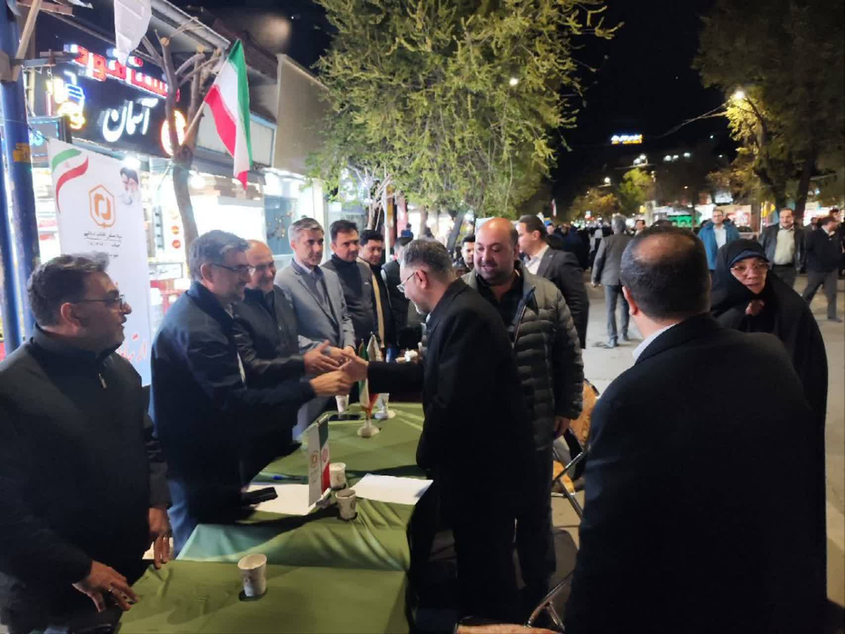 برپایی میز خدمت با حضور مدیران دستگاه های اجرایی و خدمات رسان در حاشیه تجمع مردمی + تصاویر