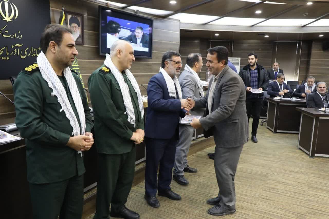 آلبوم تصویری / آیین تجلیل از تلاشگران عرصه میز خدمت به مناسبت گرامیداشت هفته بسیج
