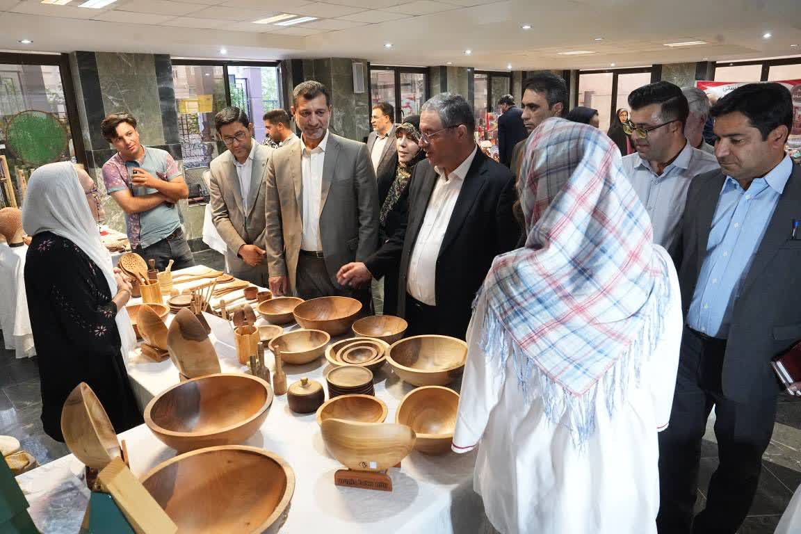 بازدید استاندار آذربایجان‌غربی از نمایشگاه صنایع‌دستی ارومیه + تصاویر