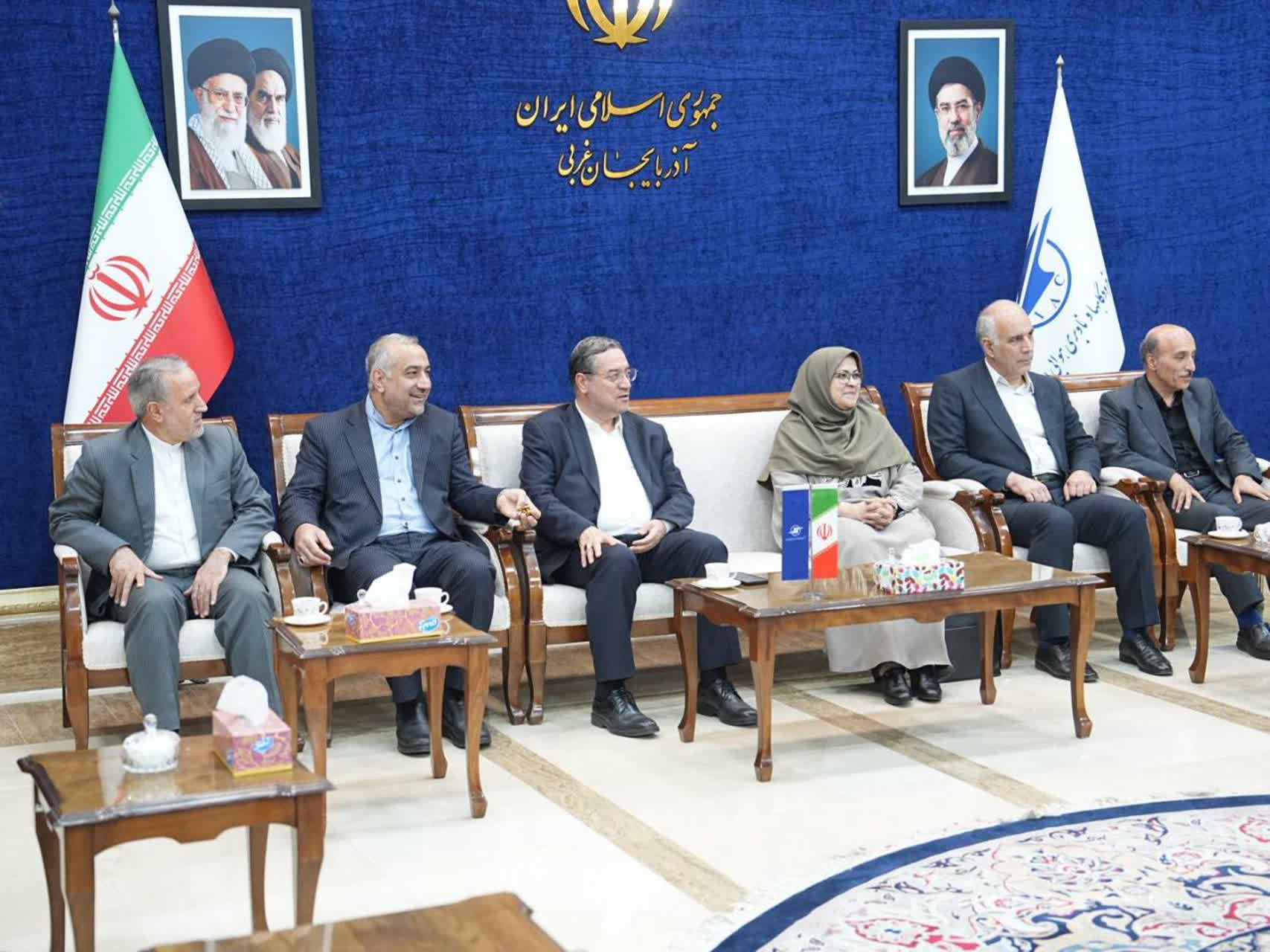 استقبال استاندار آذربایجانغربی از معاون رئیسجمهور و رئیس سازمان زندانهای کشور در فرودگاه ارومیه