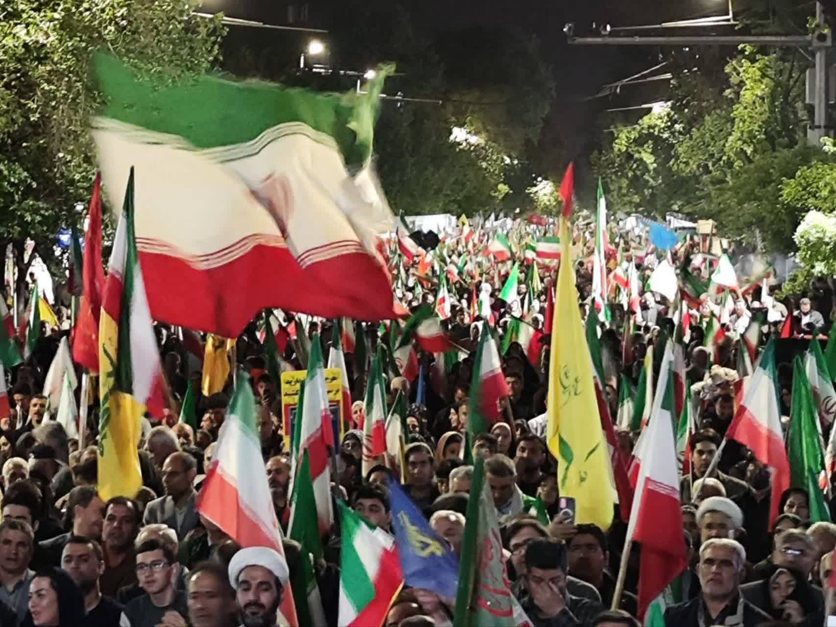 تداوم اجتماع پرشور و حماسی مردم ارومیه؛ جلوه هایی از اقتدار، انسجام و اتحاد مردمی + تصاویر