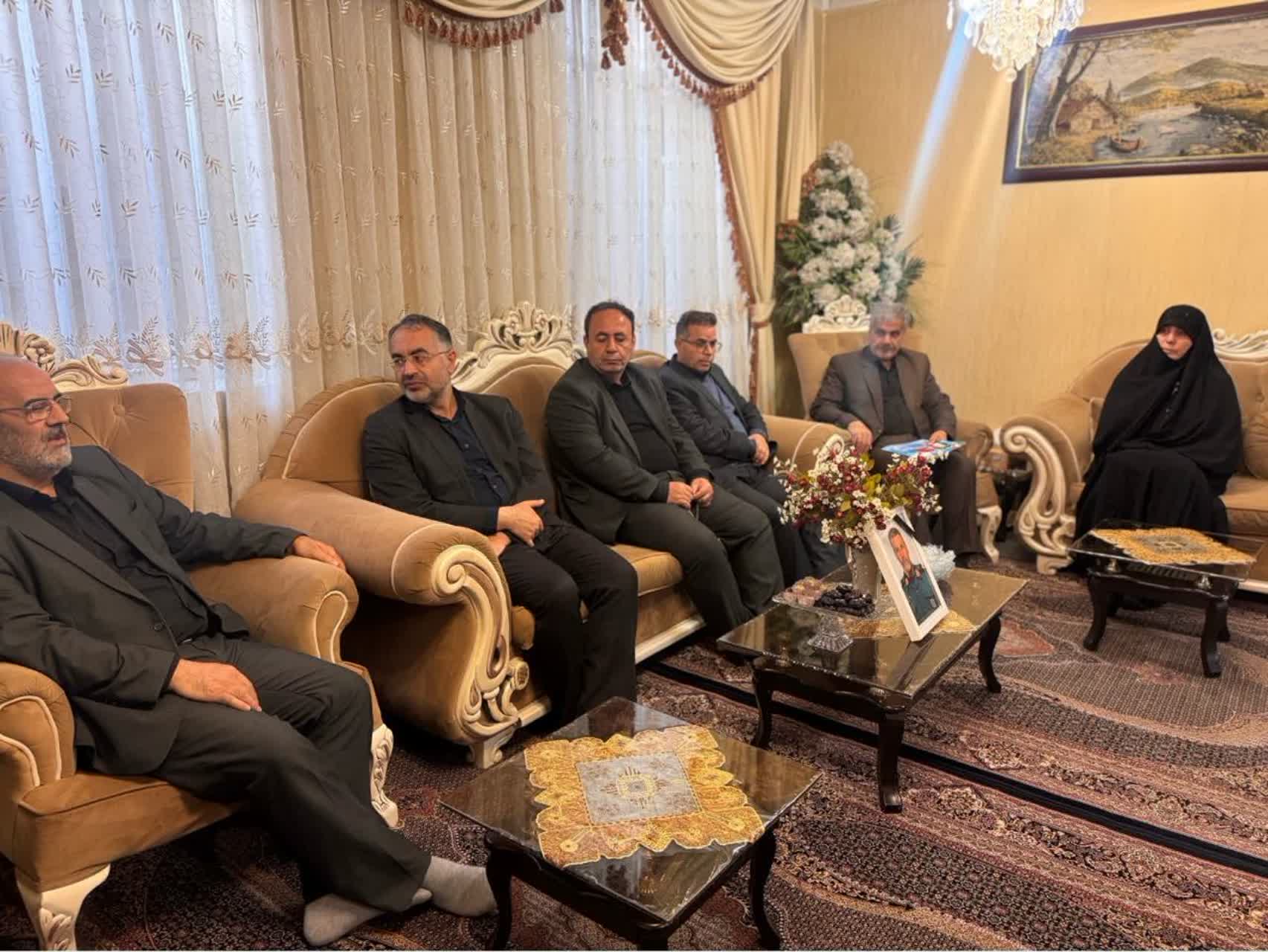 رشادت و ایثارگری شهیدان و خانواده‌های آنان نباید فراموش شود