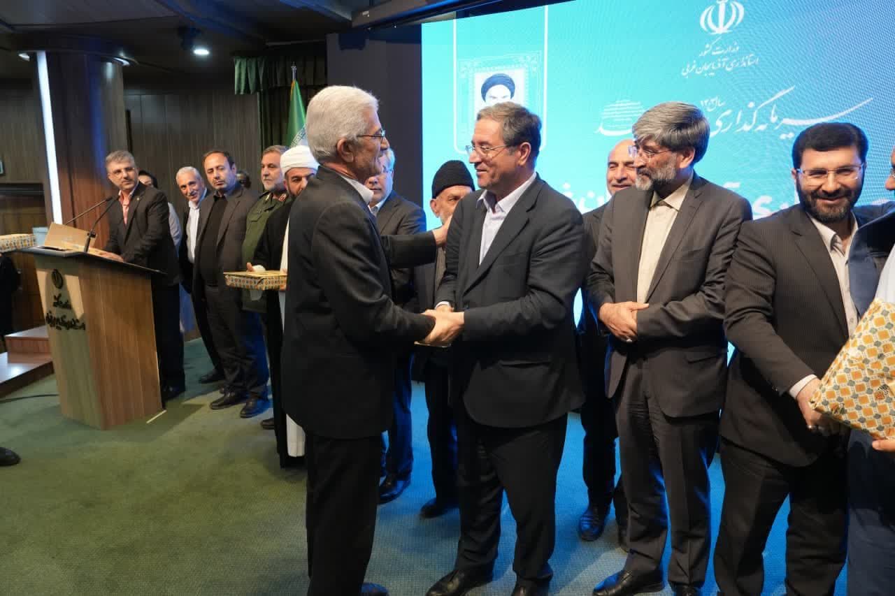 تجلیل از خانواده شهدا و فعالین اقتصادی در شورای اداری استان / تقدیر معاون رئیس جمهور و رئیس بنیاد شهید و امور ایثارگران از استاندار آذربایجانغربی