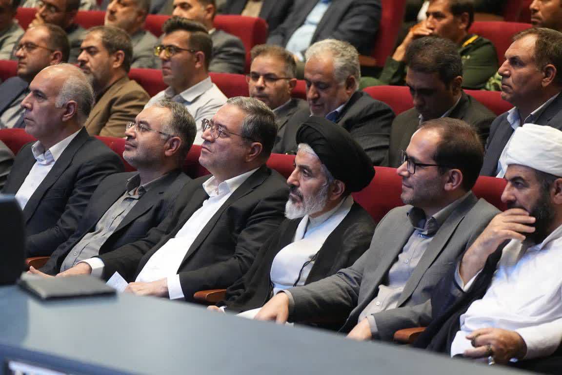 آلبوم تصویری / تجلیل از خدمتگزاران منتخب در جلسه شورای اداری آذربایجانغربی
