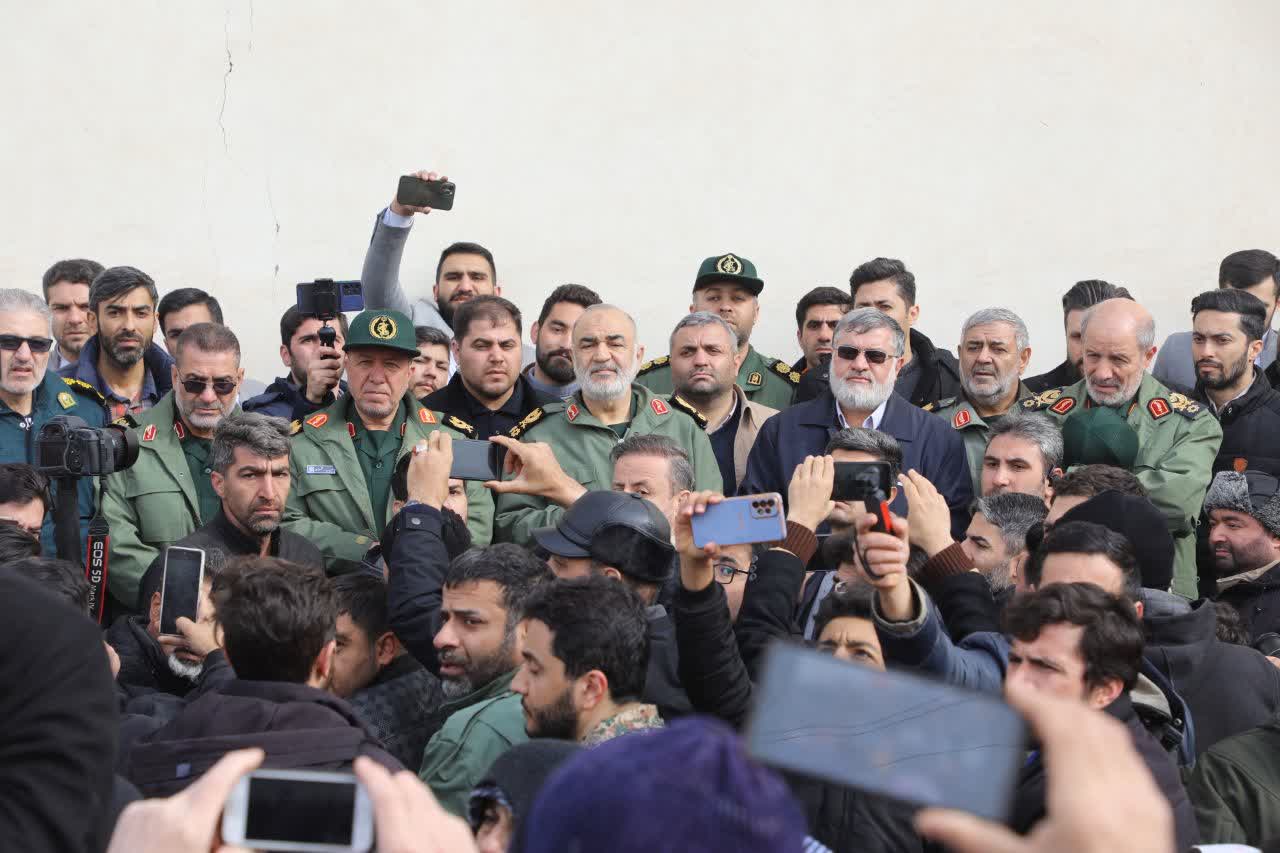 آلبوم تصویری / بازدید فرمانده سپاه پاسداران انقلاب اسلامی از مناطق زلزله زده و کمپ های اسکان اضطراری در خوی