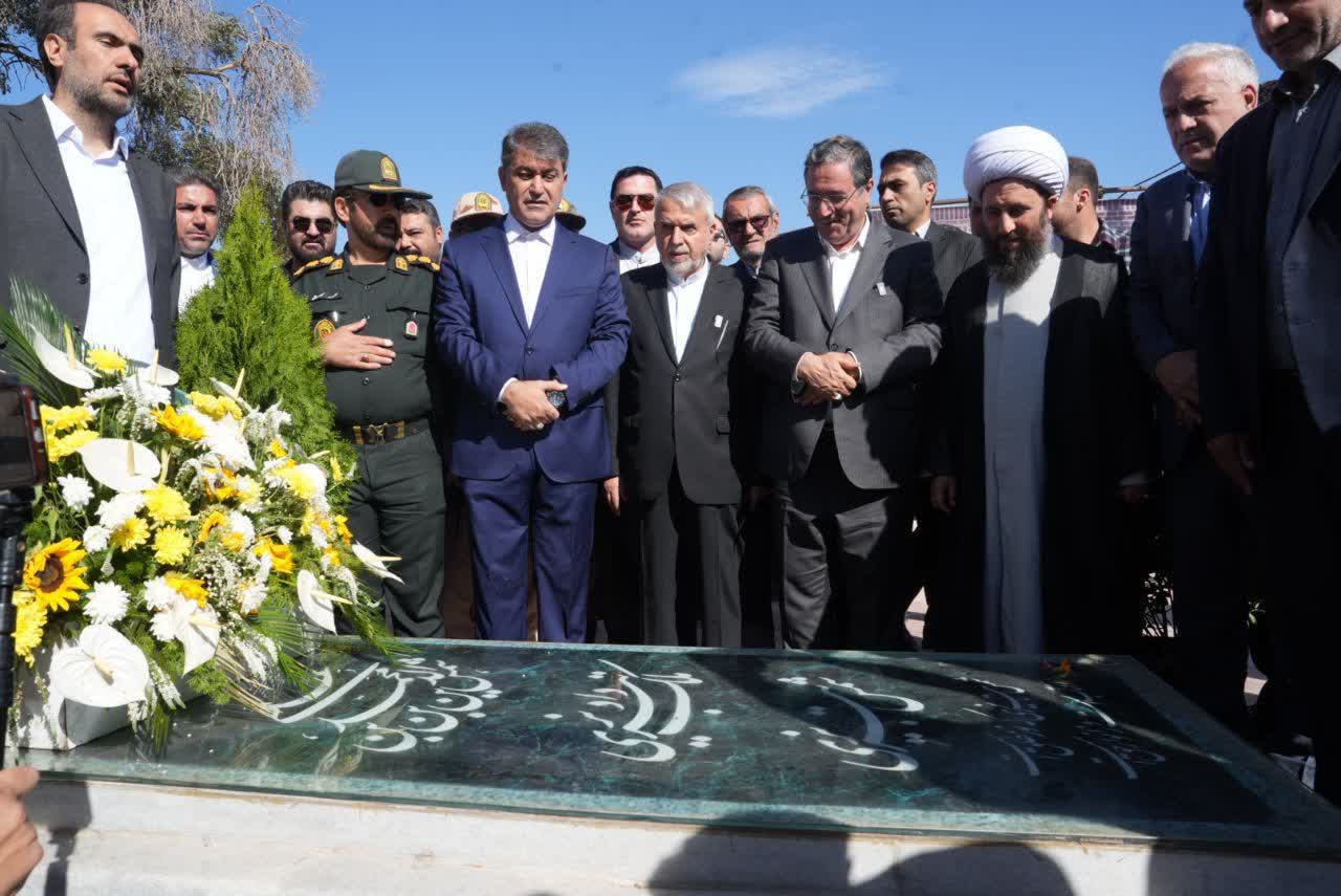 بازدید وزیر میراث فرهنگی و استاندار آذربایجانغربی از آرامگاه شمس تبریزی + تصاویر