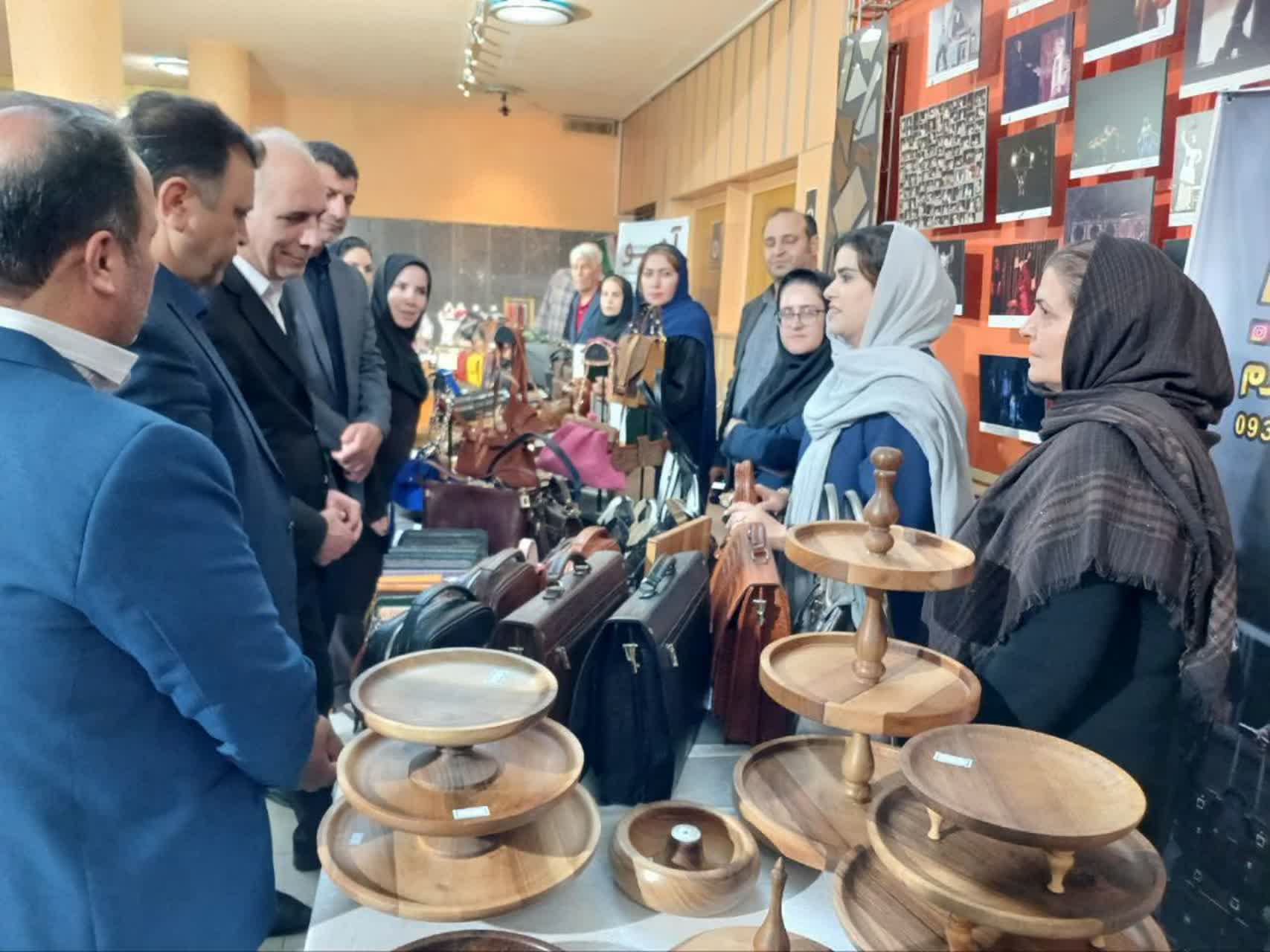 بازدید معاون استاندار آذربایجانغربی از نمایشگاه محصولات مشاغل خانگی در ارومیه + تصاویر