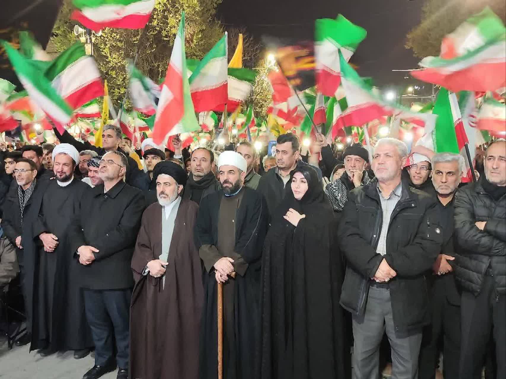 تداوم ایستادگی و مقاومت در اجتماع شبانه مردم ارومیه + تصاویر