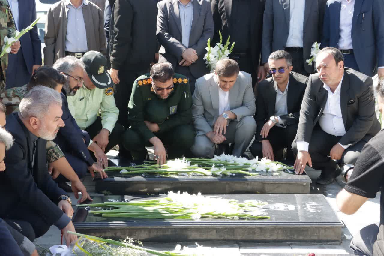 آلبوم تصویری / برگزاری مراسم میهمانی لالهها، عطرافشانی و گلباران مزار شهدا در ارومیه