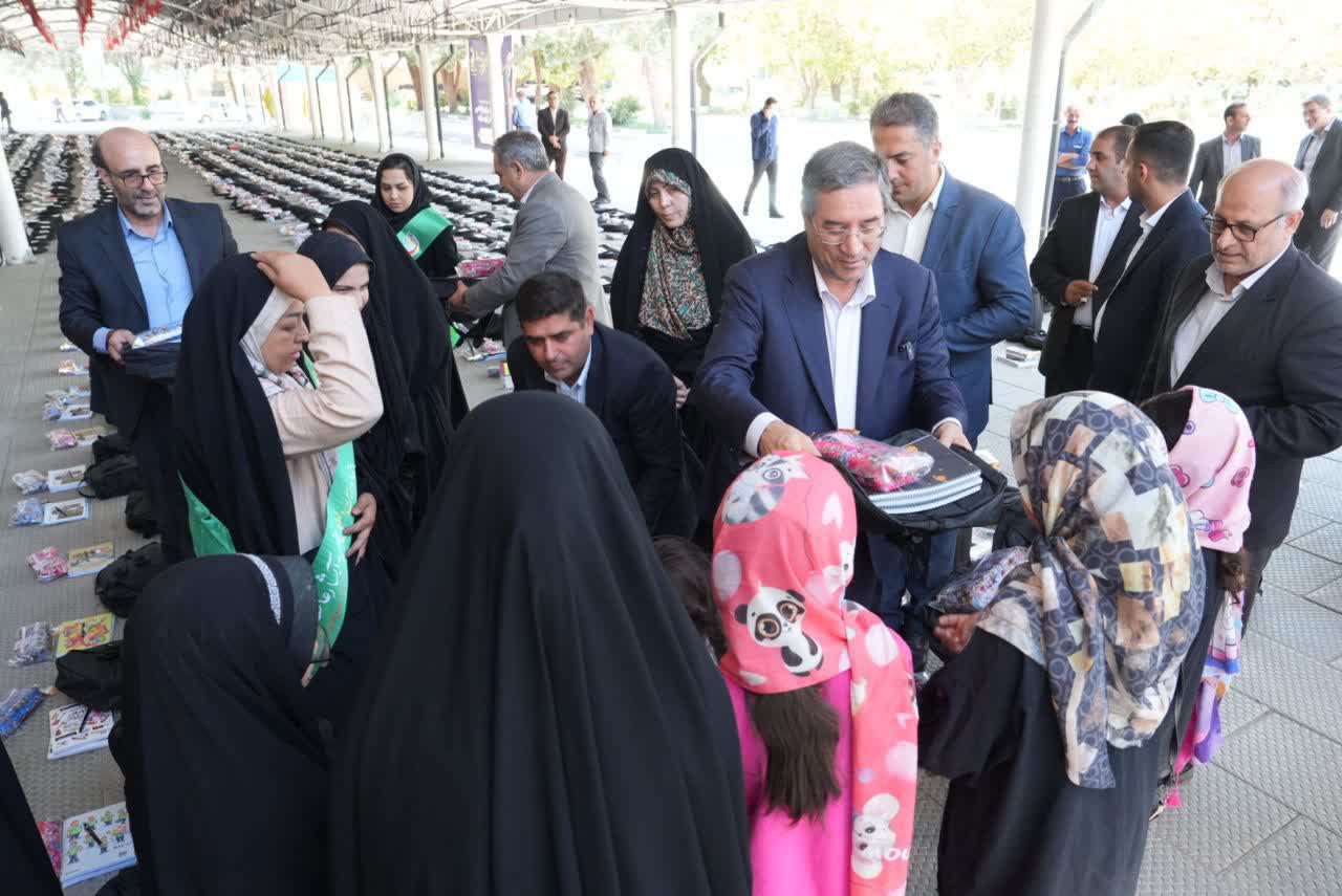 برگزاری مراسم اهدای یک‌هزار پک تحصیل به کودکان نیازمند + تصاویر