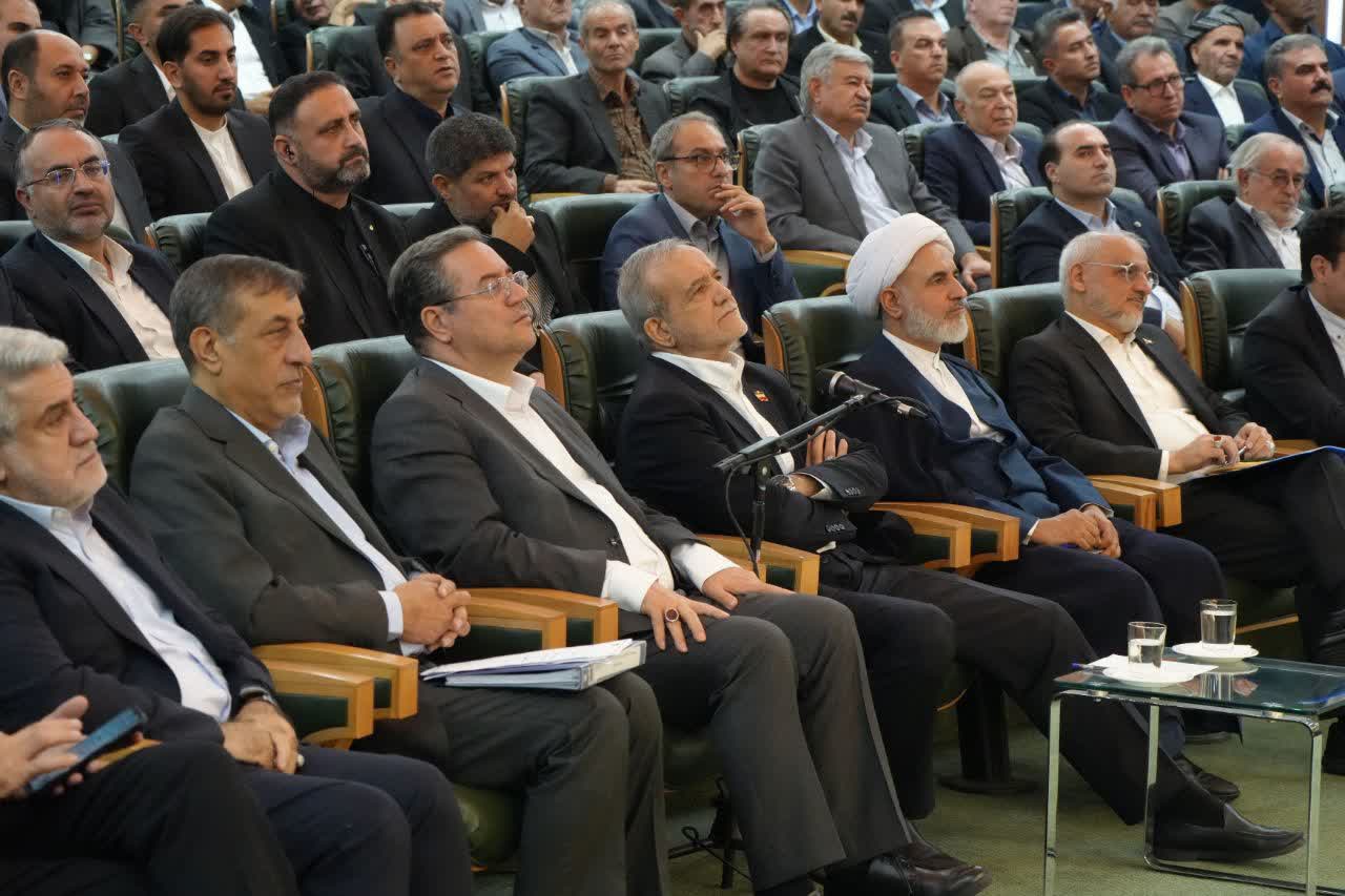 آلبوم تصویری / نشست رئیسجمهور پزشکیان با سرمایهگذاران و فعالان اقتصادی آذربایجانغربی