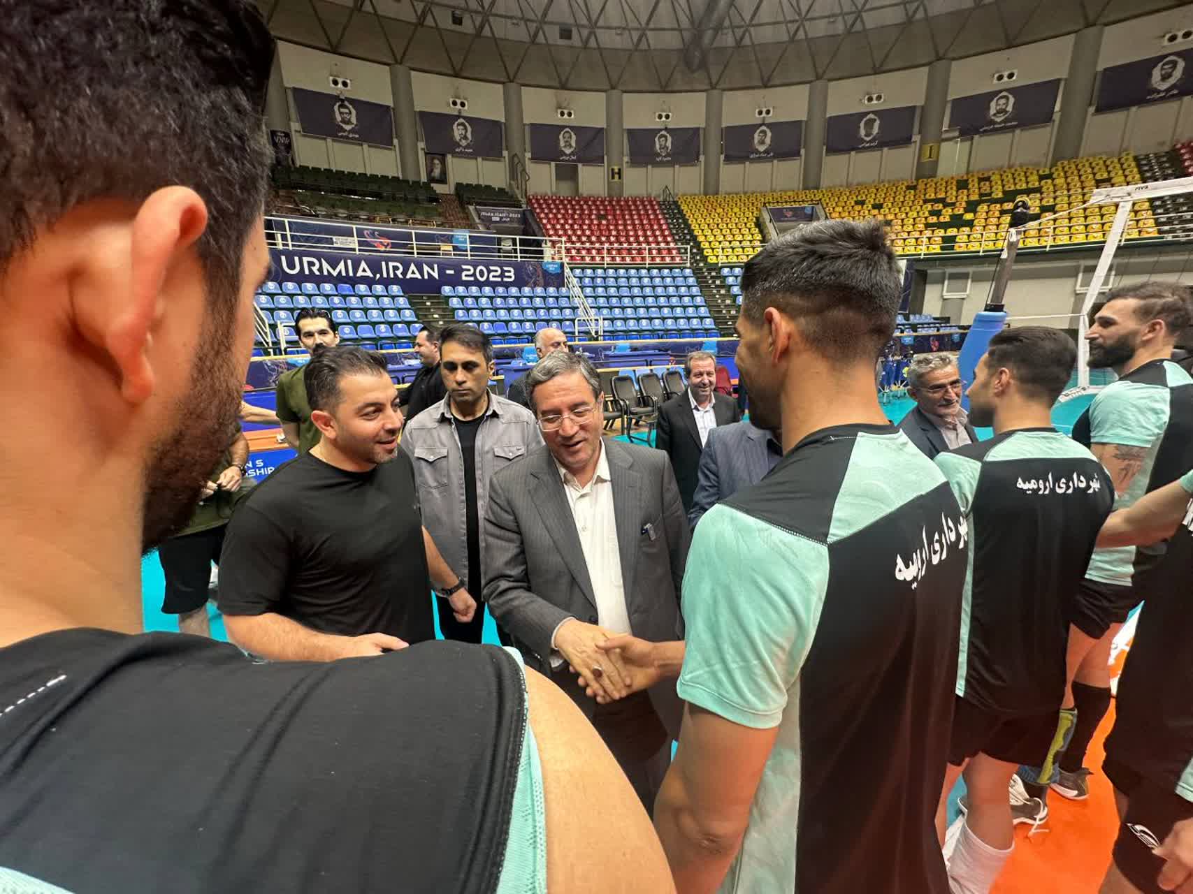 بازدید استاندار آذربایجانغربی از تمرین تیم والیبال شهرداری ارومیه + تصاویر