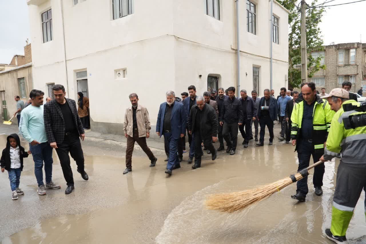 آلبوم تصویری / بازدید استاندار آذربایجان غربی از روند امدادرسانی به متاثرین از آبگرفتگی در ارومیه
