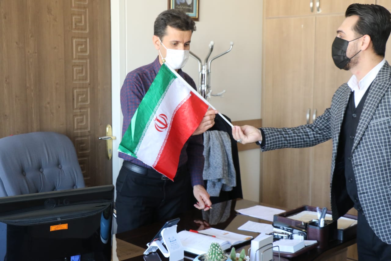 مشارکت همکاران استانداری در پویش پرچم افتخار در چهل و سومین سالگرد پیروزی انقلاب اسلامی