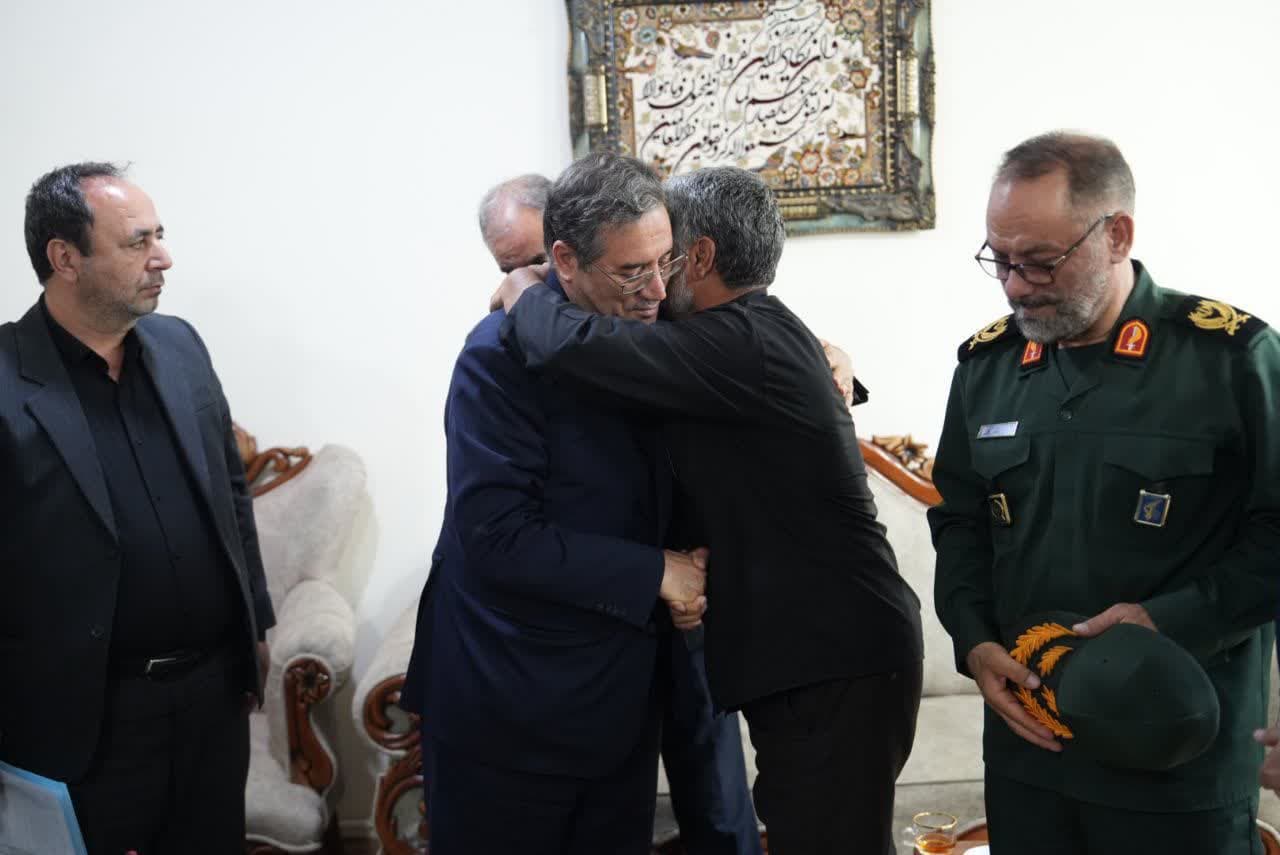 تکریم خانواده شهدای اقتدار ایران در ارومیه + تصاویر