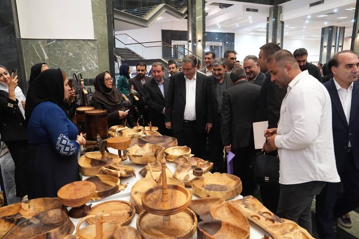 بازدید استاندار آذربایجان‌غربی از نمایشگاه صنایع‌دستی ارومیه + تصاویر
