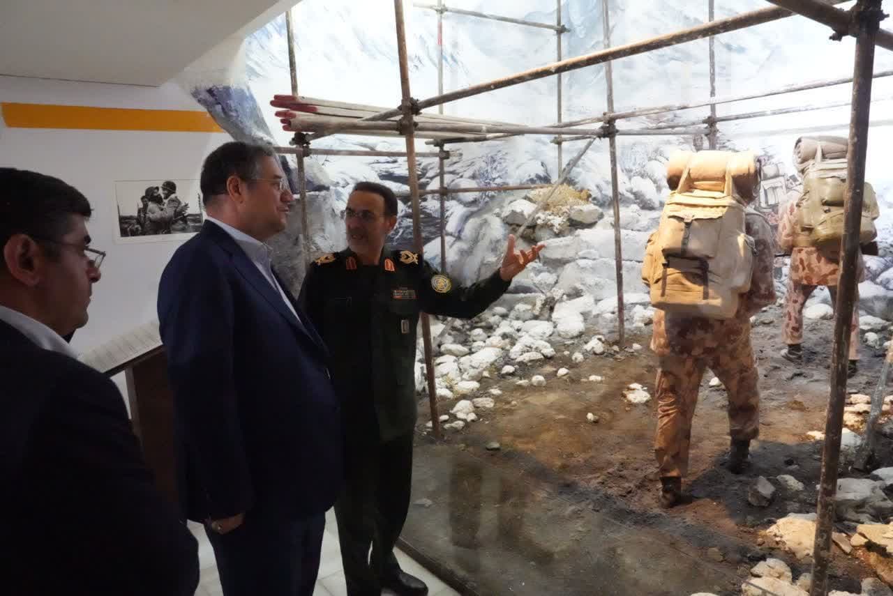 بازدید استاندار آذربایجانغربی از اداره کل و موزه حفظ آثار و نشر ارزشهای دفاع مقدس استان + تصاویر