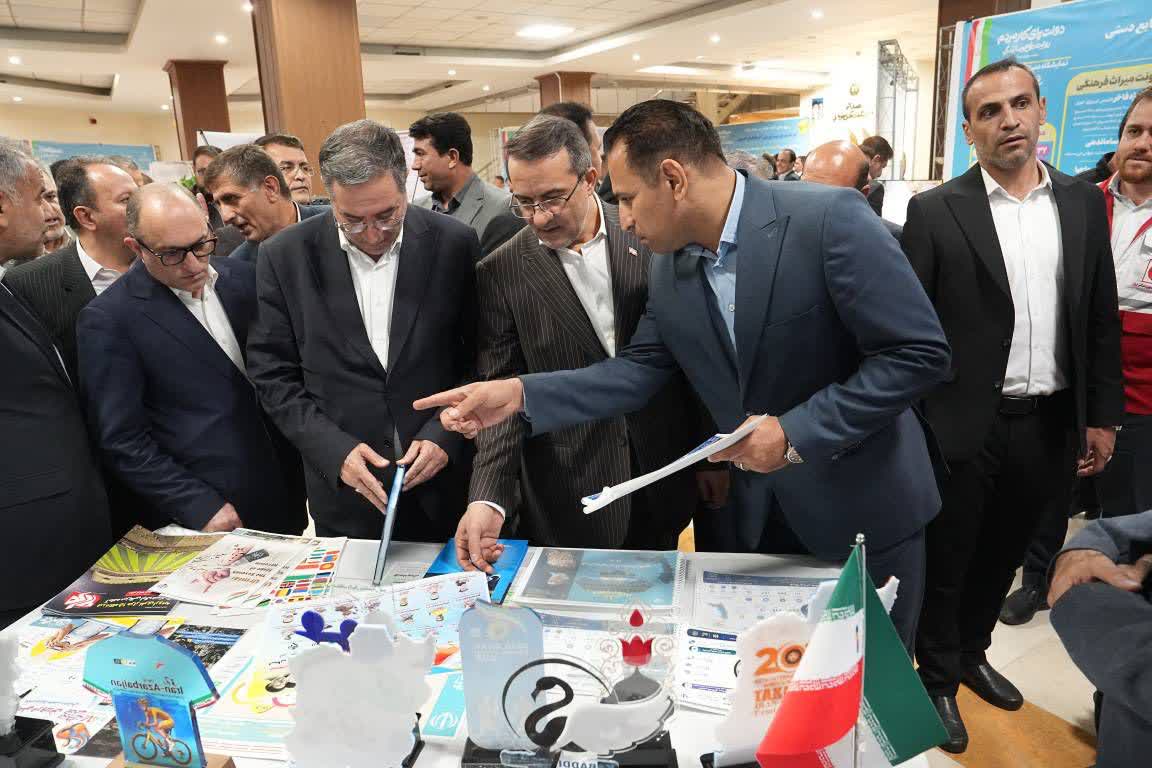 بازدید معاون رئیس‌جمهور و استاندار آذربایجان‌غربی از نمایشگاه دستاوردهای دستگاه‌های اجرایی + تصاویر