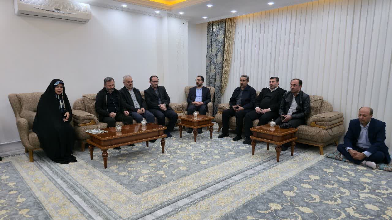 دیدار معاون استاندار آذربایجان‌غربی با خانواده‌های معزز شهدای جنگ رمضان در ماکو + تصاویر