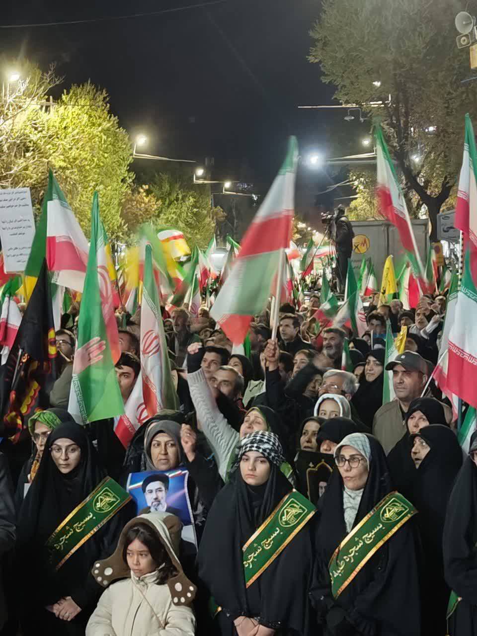 تداوم اجتماع شبانه مردم ارومیه؛ خیابان و میدان دو محور ایستادگی در شبهای تاریخی + تصاویر