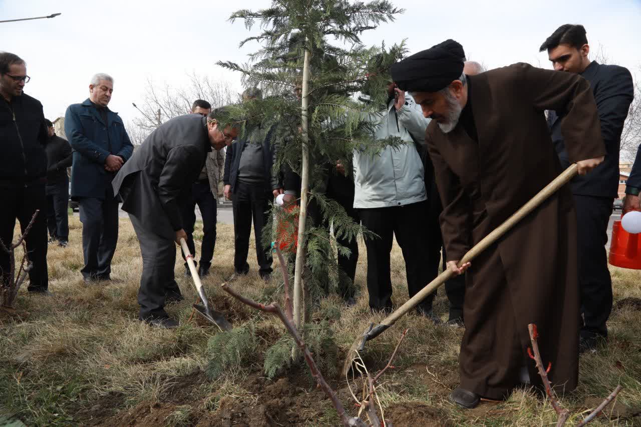 نماینده ولی‌فقیه در استان و استاندار آذربایجان‌غربی چند اصله نهال غرس کردند + تصاویر