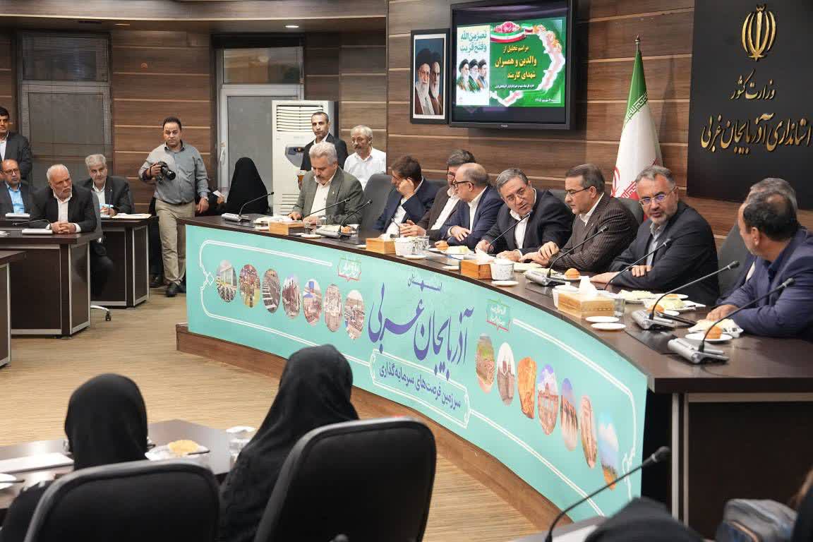 تجلیل از همسران و والدین شهدای کارمند آذربایجانغربی