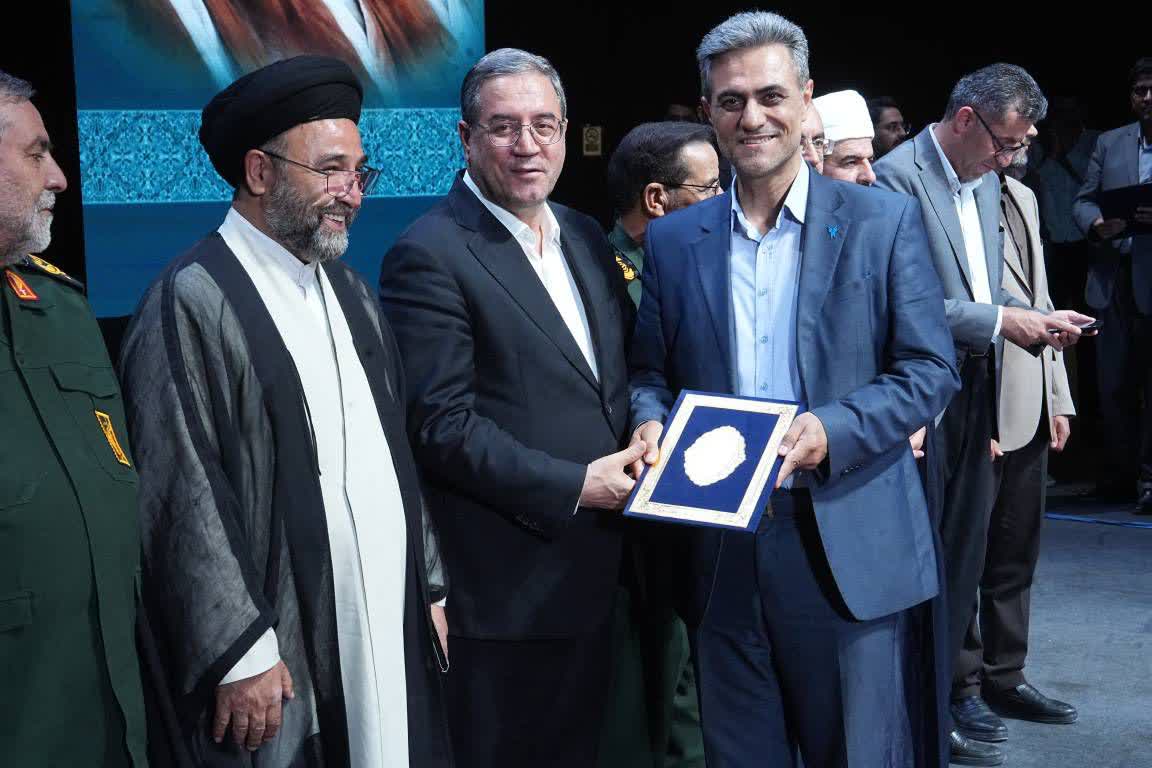 آلبوم تصویری / تجلیل از خدمتگزاران منتخب در جلسه شورای اداری آذربایجانغربی