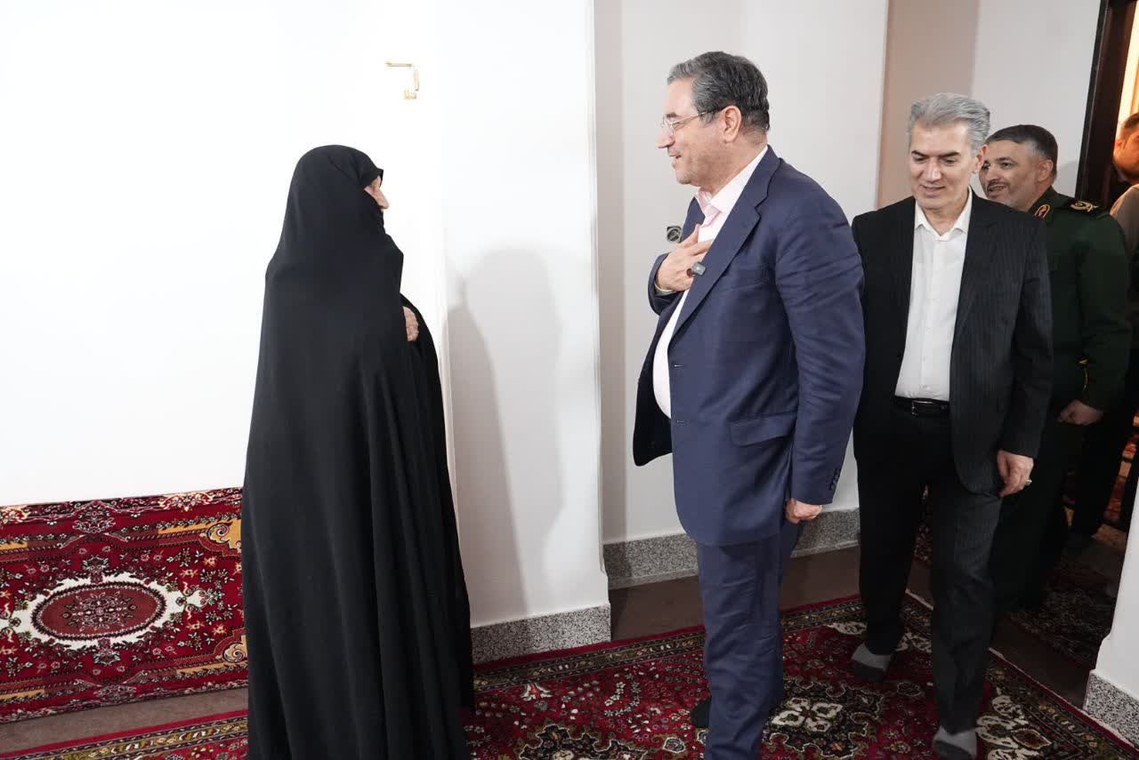 دیدار استاندار آذربایجان‌غربی با خانواده شهیدان ورمزیار در آستانه شب یلدا + تصاویر