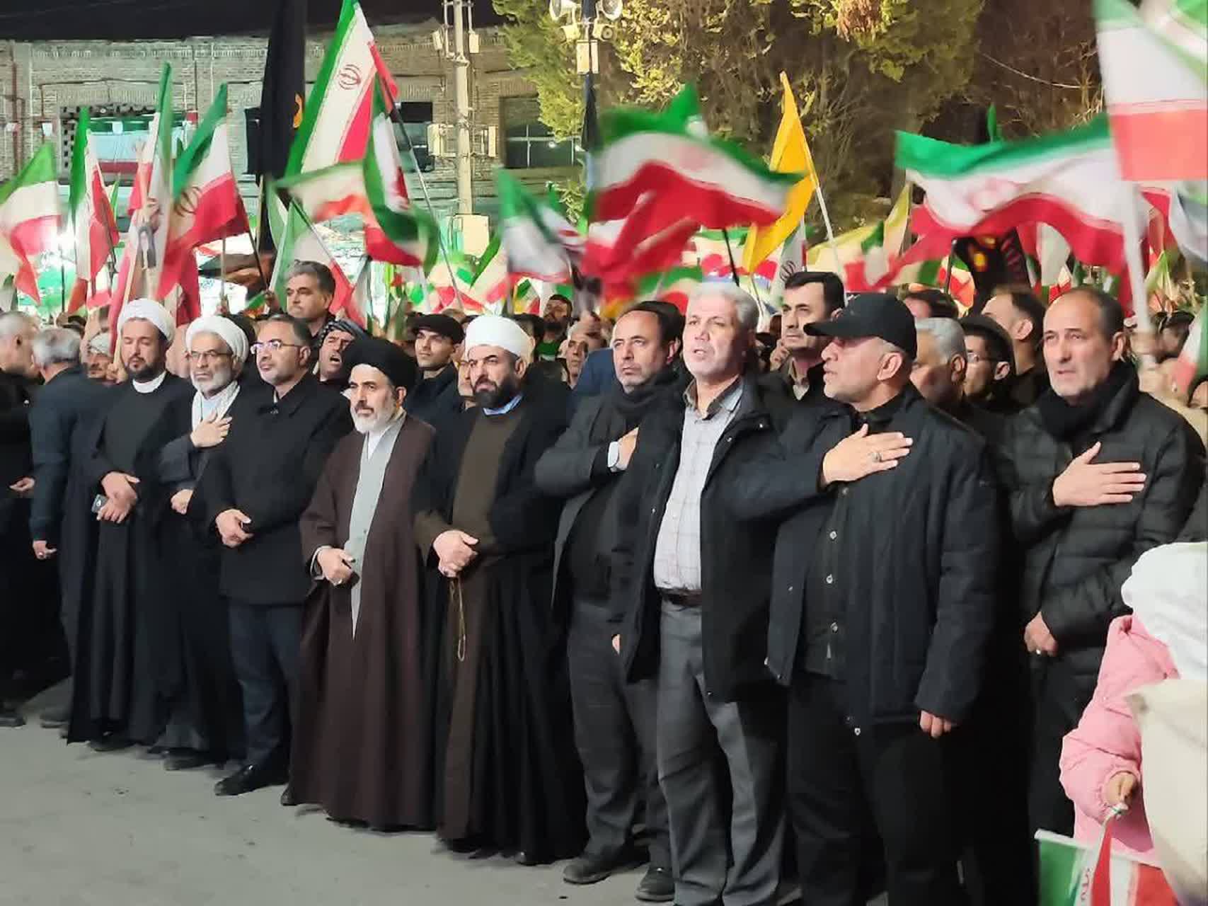 تداوم ایستادگی و مقاومت در اجتماع شبانه مردم ارومیه + تصاویر