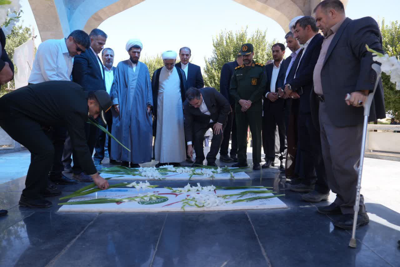 ادای احترام استاندار آذربایجانغربی به مقام شامخ شهدای شهرستان تکاب + تصاویر