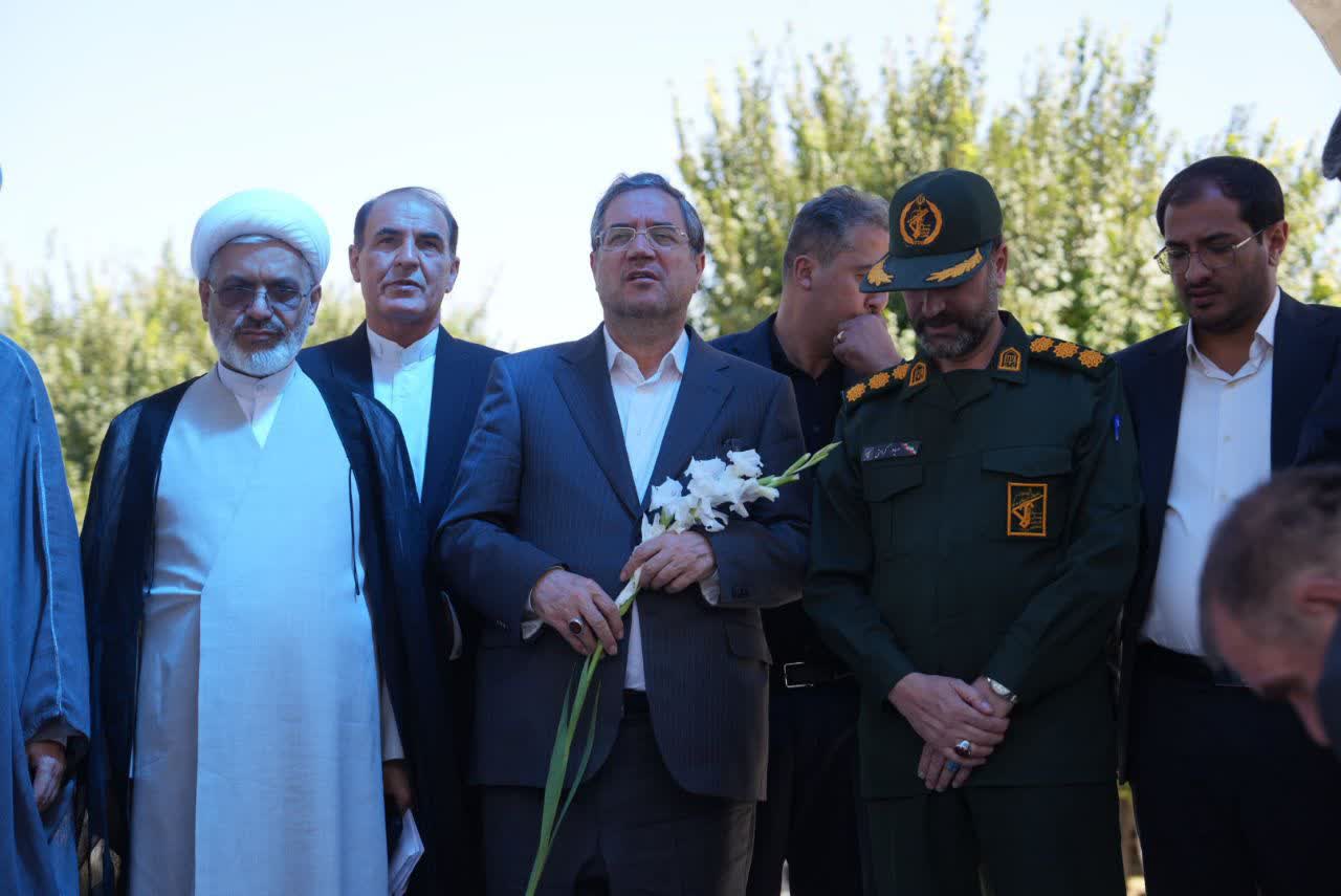 ادای احترام استاندار آذربایجانغربی به مقام شامخ شهدای شهرستان تکاب + تصاویر