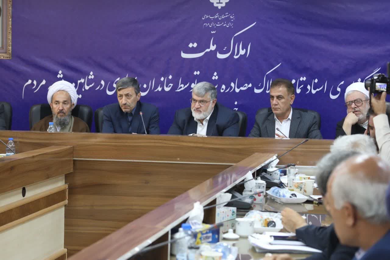 برگزاری مراسم واگذاری اسناد تمامی املاک مصادره شده توسط خاندان پهلوی در شاهین دژ به مردم + تصاویر