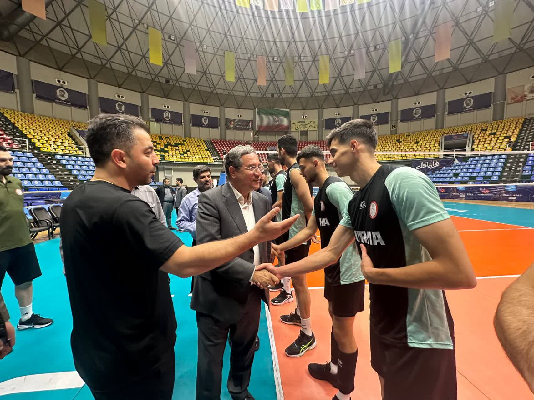 بازدید استاندار آذربایجانغربی از تمرین تیم والیبال شهرداری ارومیه + تصاویر