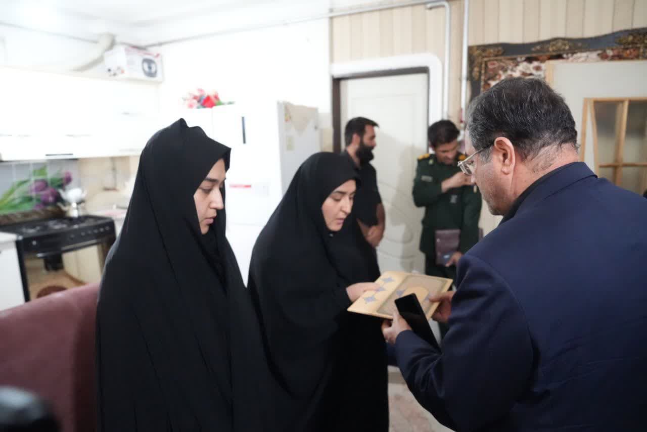 تکریم خانواده شهدای اقتدار ایران در ارومیه + تصاویر