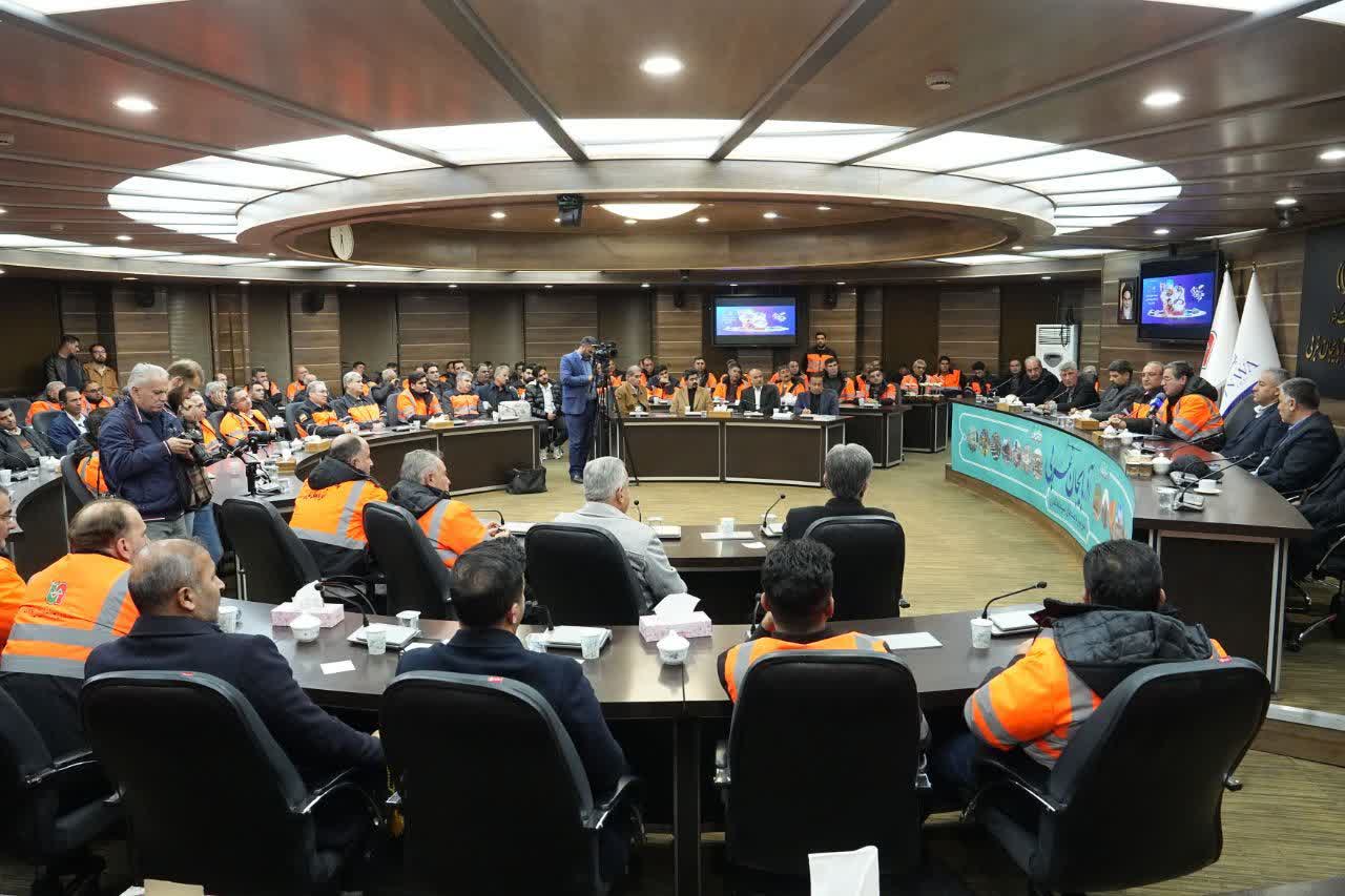 برگزاری نشست صمیمی استاندار آذربایجانغربی با فعالان حملونقل جادهای + تصاویر