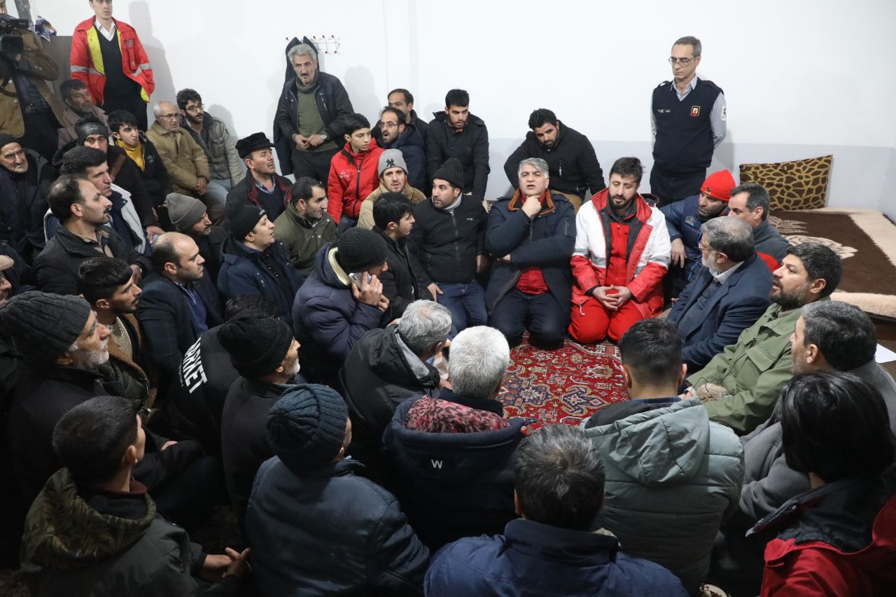 آلبوم تصویری / بازدید شبانه استاندار آذربایجانغربی از اردوگاه و کمپ های اسکان اضطراری زلزله زدگان شهرستان خوی