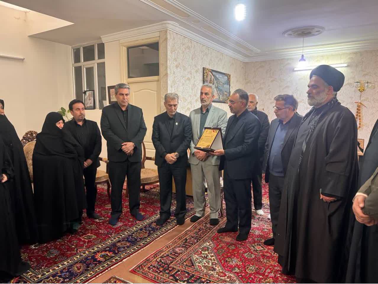 دیدار معاون استاندار آذربایجان‌غربی با خانواده معزز شهیدان راعی و بزرگمهر