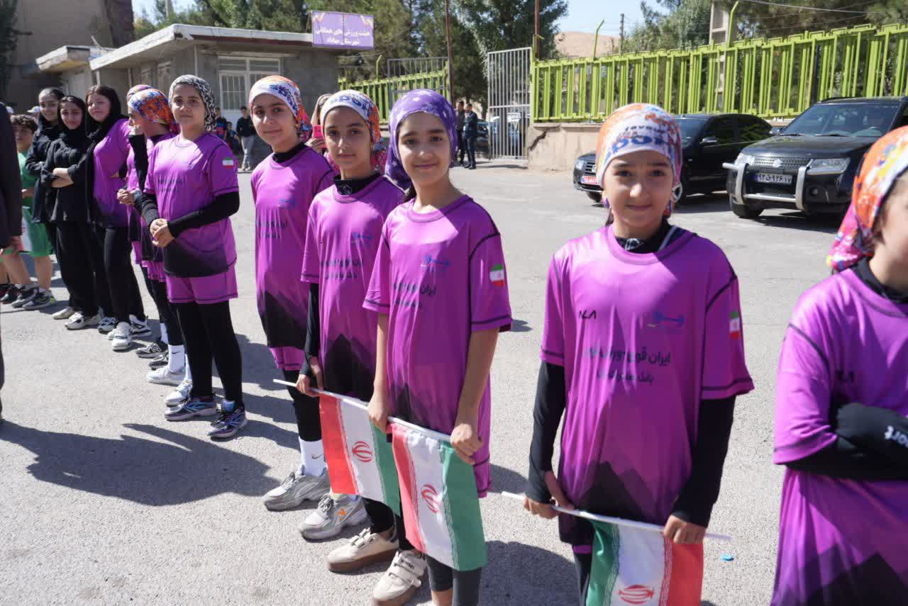 بازدید وزیر ورزش و جوانان و استاندار آذربایجانغربی از ورزشگاه آزادی مهاباد + تصاویر