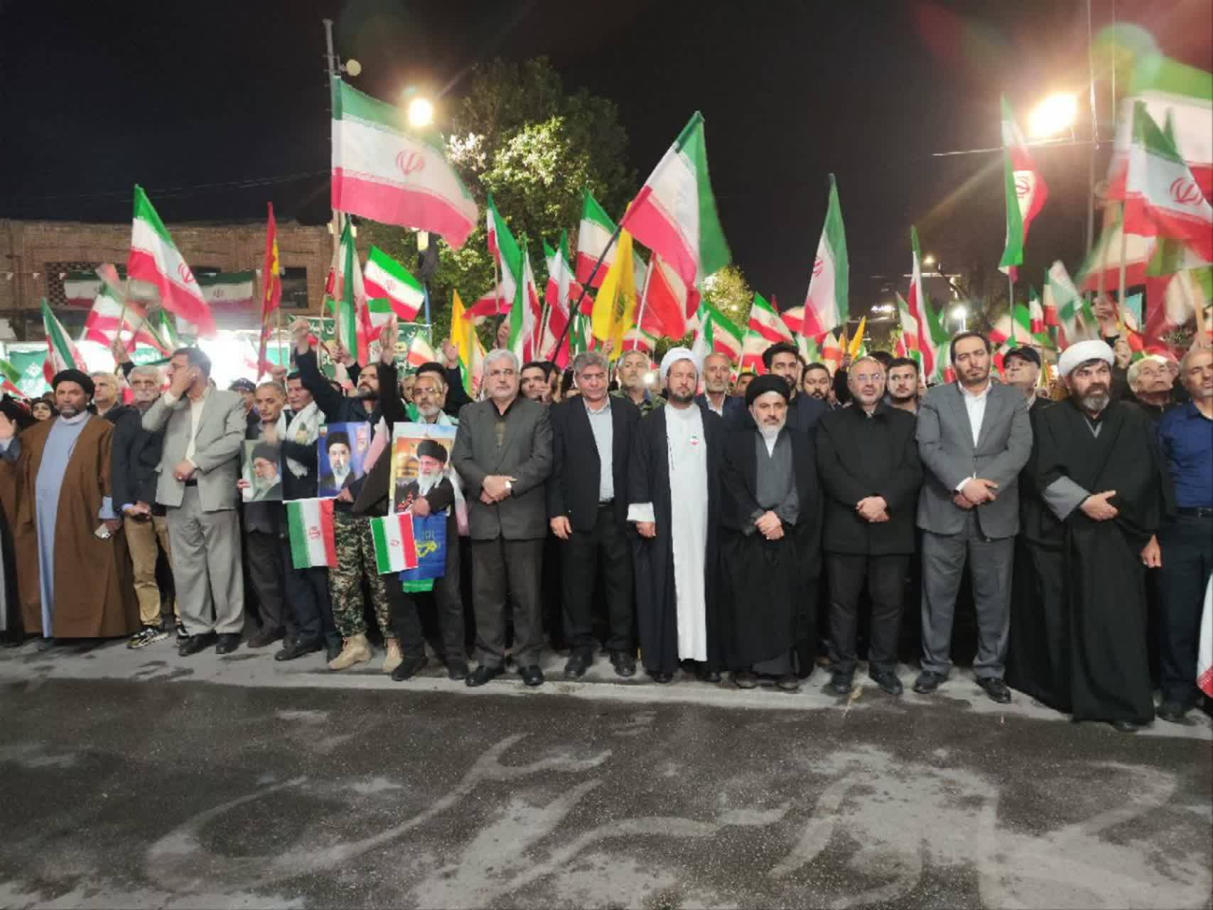 تداوم اجتماع شبانه و جلوه هایی از عزت و سربلندی مردم ارومیه در دفاع از ایران اسلامی