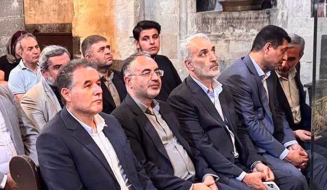 مردم ایران با تنوع قومی، زبانی و مذهبی، خانواده بزرگ ملت ایران را تشکیل دادهاند