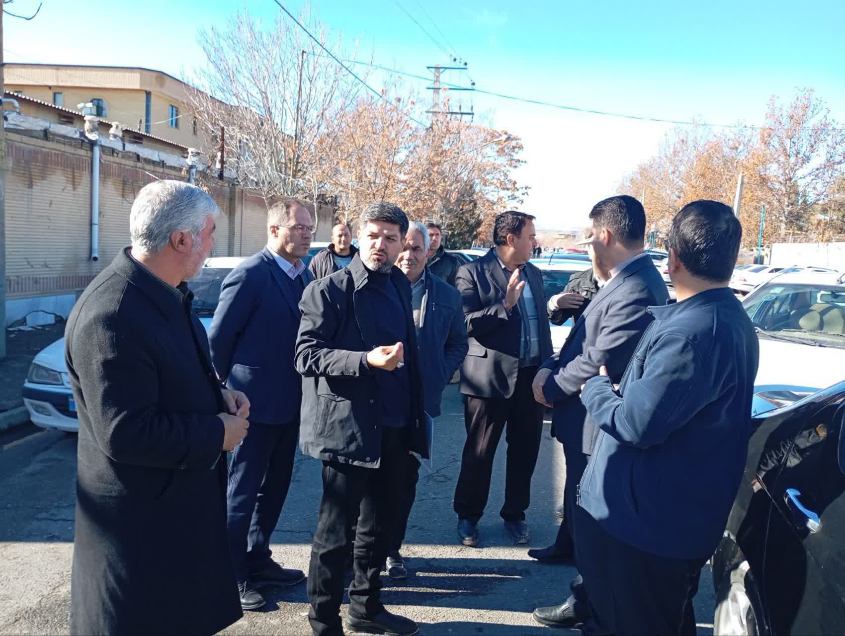 بازدید معاون هماهنگی امور عمرانی استاندار آذربایجان‌غربی از زمین جنب میدان میوه و تره‌بار + تصاویر