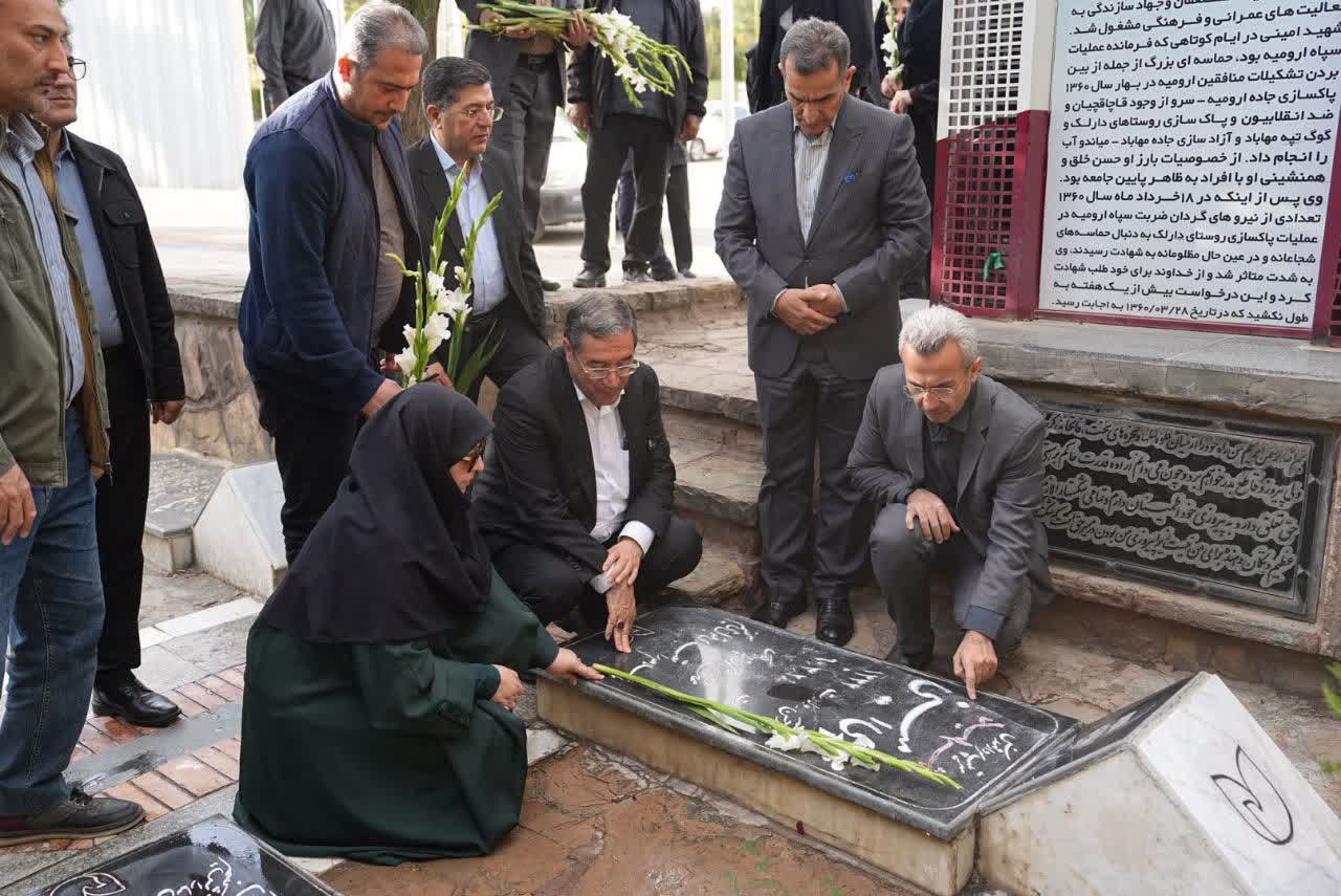 ادای احترام معاون رئیس‌جمهور و استاندار آذربایجان‌غربی به مقام شامخ شهدای ارومیه + تصاویر