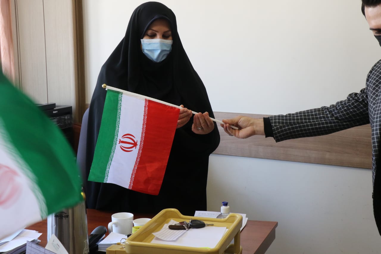 مشارکت همکاران استانداری در پویش پرچم افتخار در چهل و سومین سالگرد پیروزی انقلاب اسلامی
