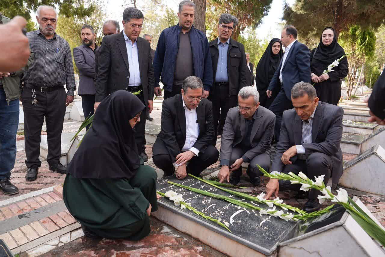 ادای احترام معاون رئیس‌جمهور و استاندار آذربایجان‌غربی به مقام شامخ شهدای ارومیه + تصاویر