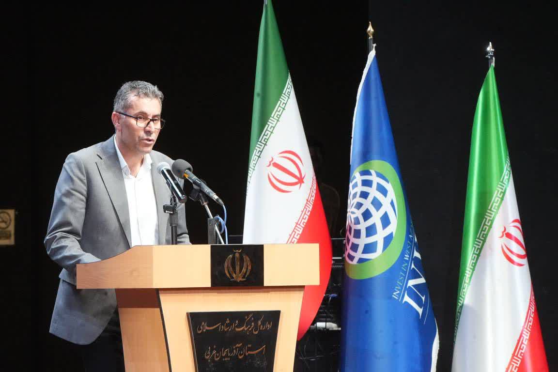 آلبوم تصویری / تجلیل از خدمتگزاران منتخب در جلسه شورای اداری آذربایجانغربی