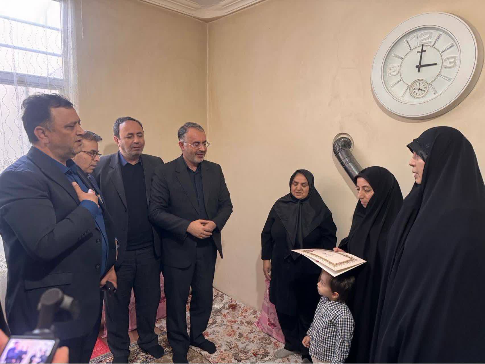 دیدار معاون سیاسی استاندار آذربایجان غربی با خانواده شهید نجفی از شهدای معزز کارگر جنگ رمضان
