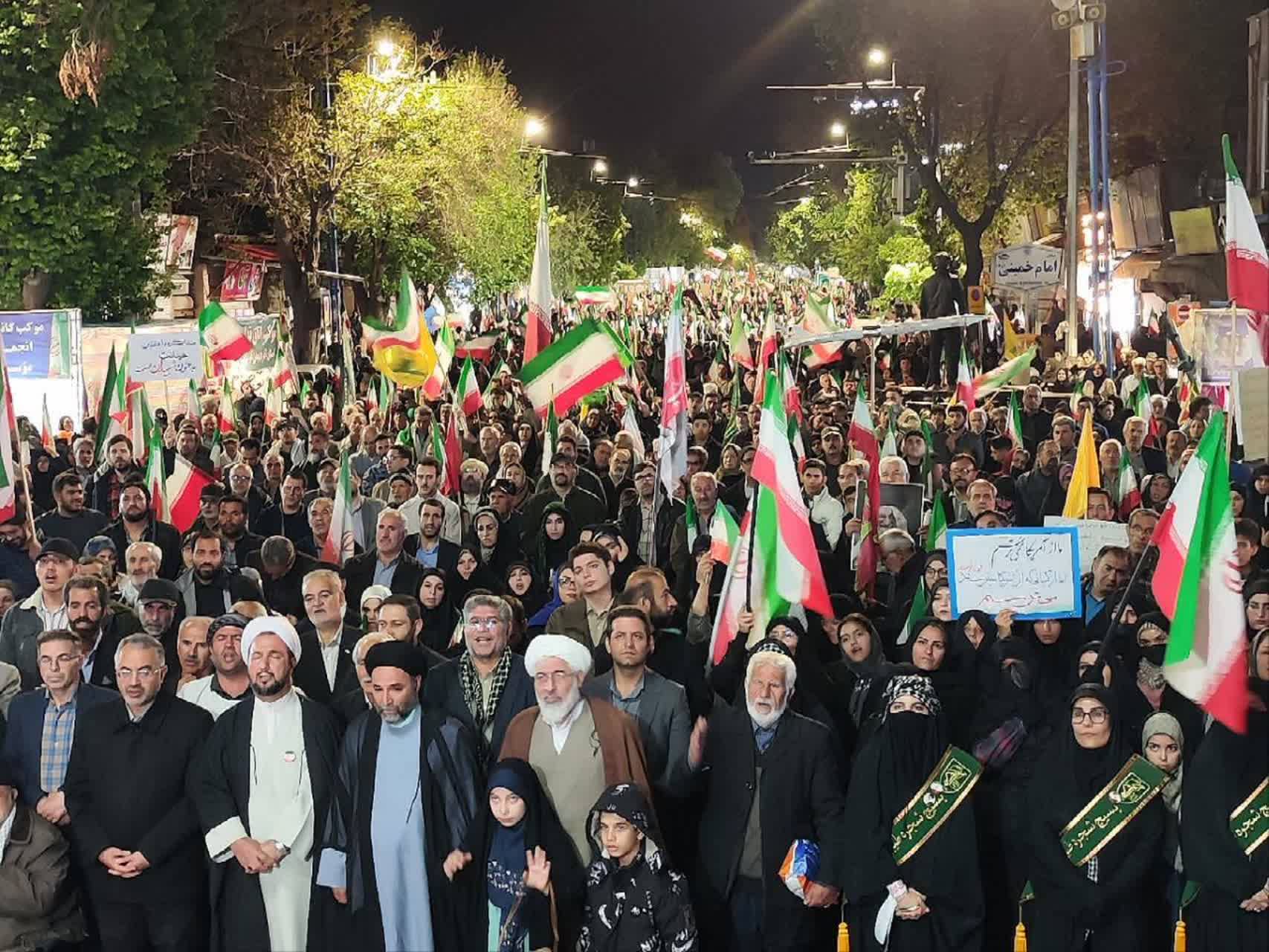 تداوم تجمع شبانه مردم ارومیه و استمرار وفاداری، مقاومت و ایستادگی برای دفاع از وطن + تصاویر