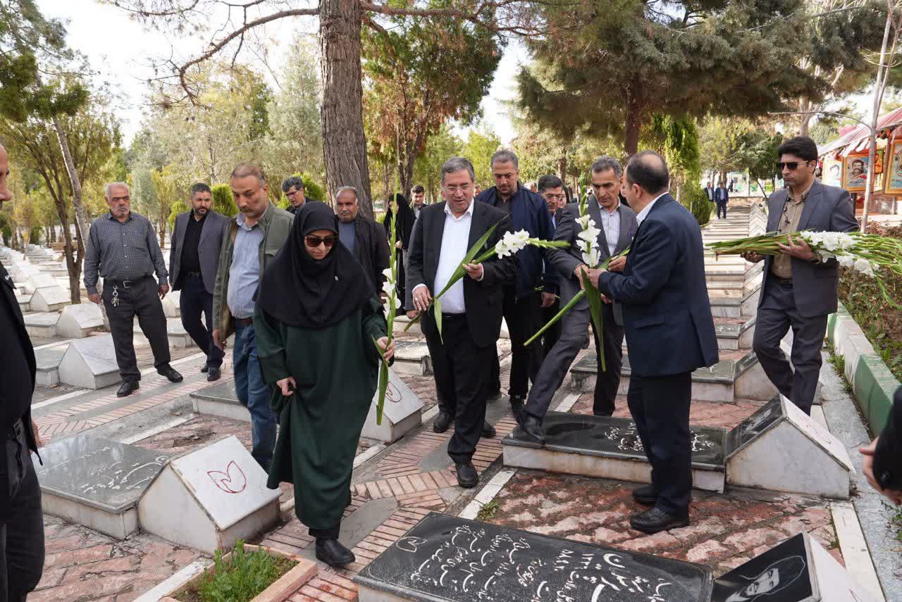 ادای احترام معاون رئیس‌جمهور و استاندار آذربایجان‌غربی به مقام شامخ شهدای ارومیه + تصاویر