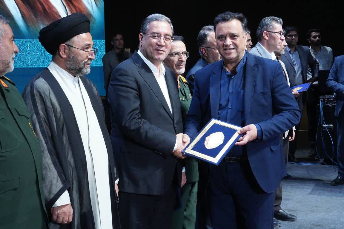 آلبوم تصویری / تجلیل از خدمتگزاران منتخب در جلسه شورای اداری آذربایجانغربی