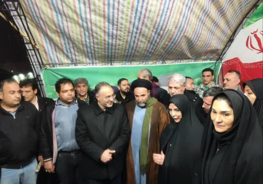 تجمع شبانه مردم ارومیه در ششمین روز از سال جدید زیر بارش باران + تصاویر